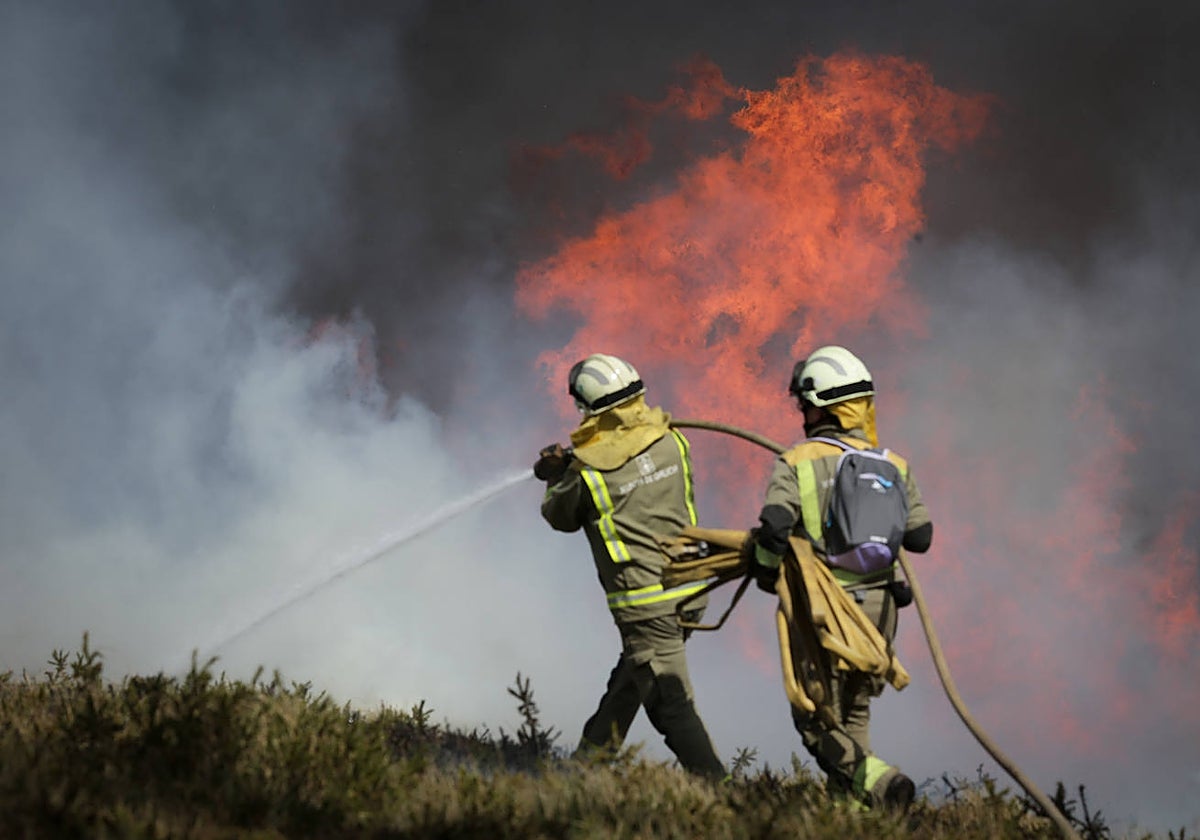Medios de extinción terrestres en el incendio que afecta a Baleira (Lugo) este miércoles
