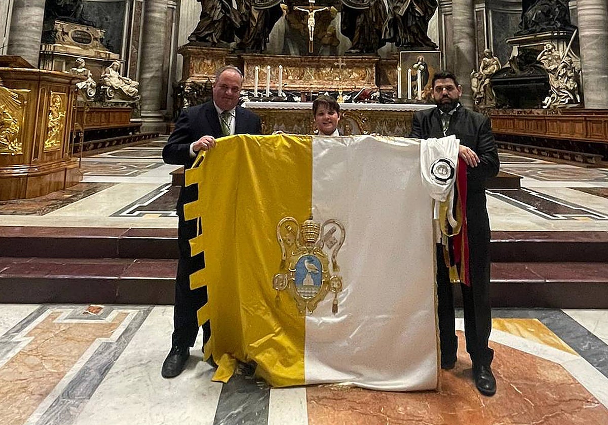 Manuel Fernández Poyatos, con la bandera recién bendecida, en la basílica de San Pedro
