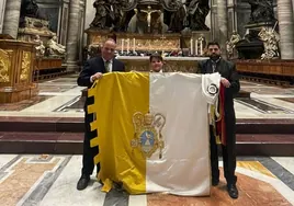 La nueva bandera pontificia de la Paz de Córdoba, bendecida en San Pedro del Vaticano