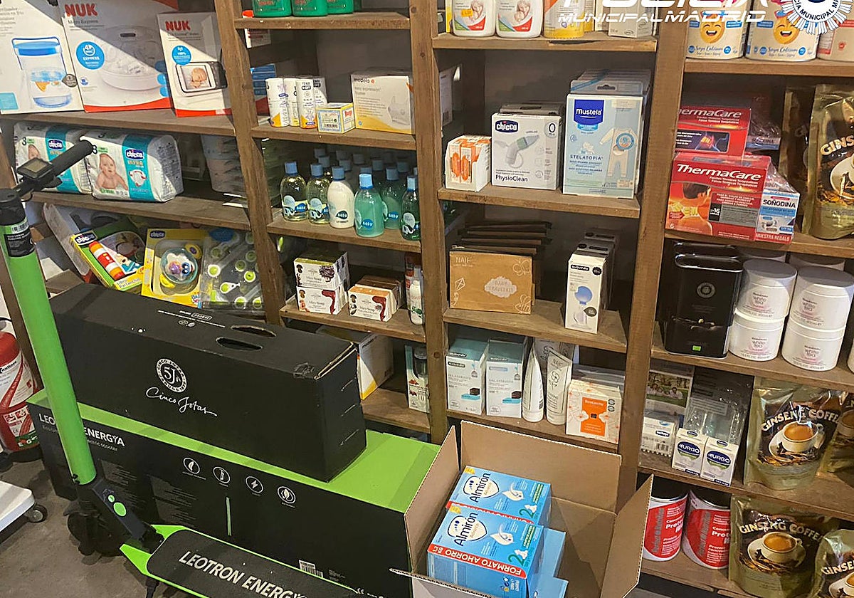 Un patinete eléctrico, un jamón en una caja y distintos productos de nutrición y farmacia