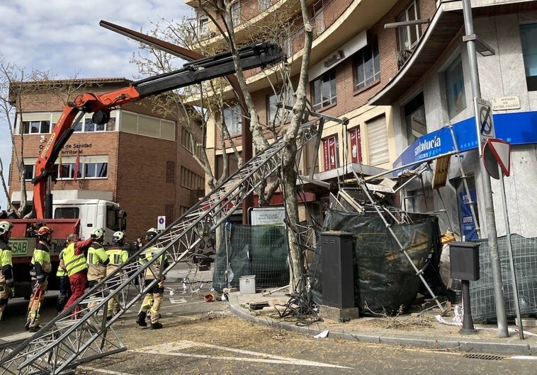 Dos trabajadores y tres viandantes heridos por la caída de un andamio en Zamora