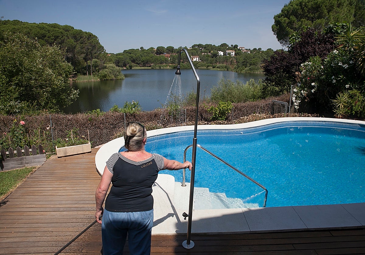 Una vecina de Las Jaras junto a la piscina de su casa
