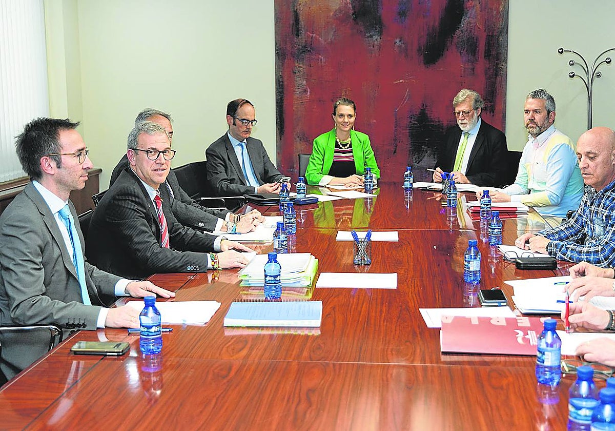 Reunión ayer de la Consejería de Empleo con representantes de CEOE, UGT y CCOO para abordar el Serla