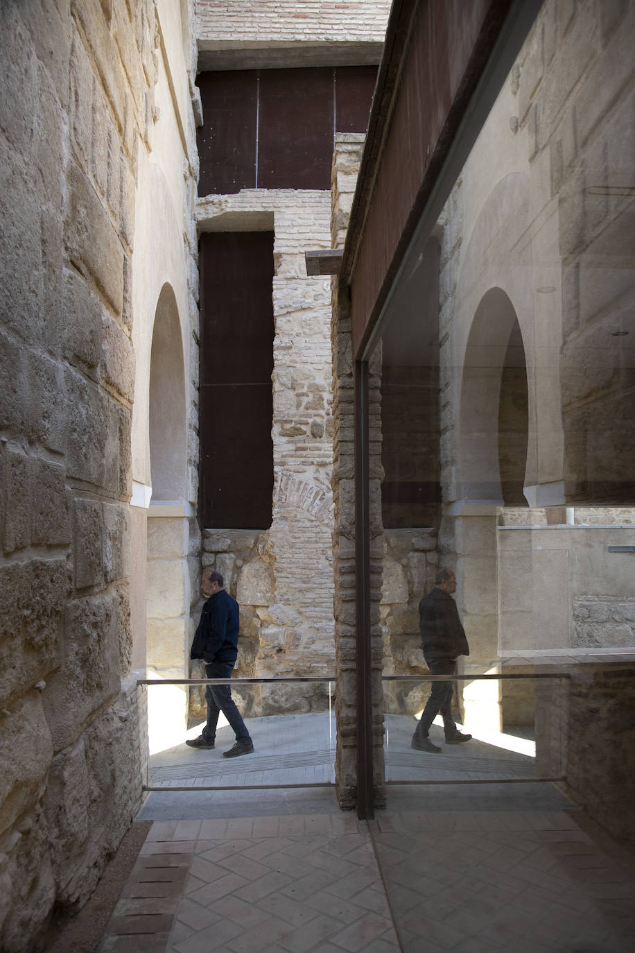 La recuperada puerta almohade del Alcázar de Córdoba, en imágenes