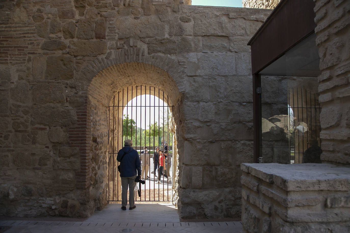 La recuperada puerta almohade del Alcázar de Córdoba, en imágenes
