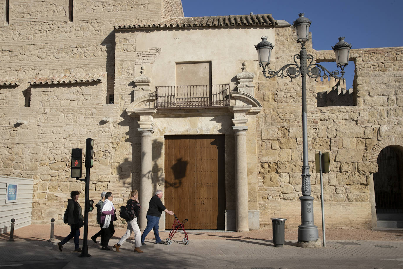 La recuperada puerta almohade del Alcázar de Córdoba, en imágenes