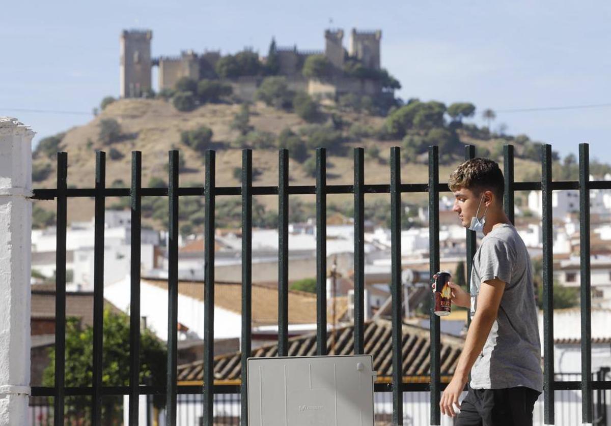 Un vecino de Almodóvar del Río paseando por la localidad en una imagen de archivo