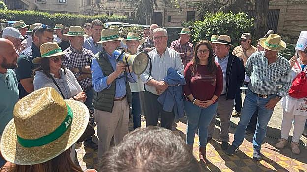 Más de 500 agricultores de Córdoba se concentran en Sevilla para pedir el adelanto de la campaña de riego