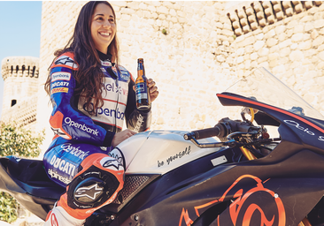 Cerveza La Sagra se une a la piloto de motociclismo Maria Herrera para celebrar el poder de las raíces