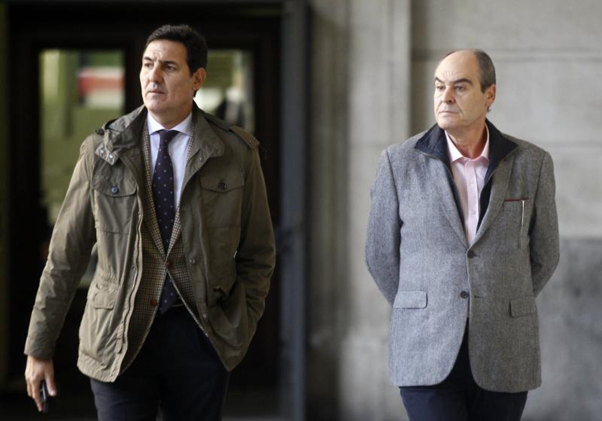 Juan Márquez (derecha), con su abogado en los Juzgados de Sevilla