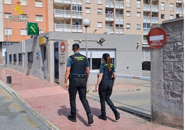 Dos guardias civiles salvan la vida de un hombre en parada cardiorrespiratoria en Torrevieja