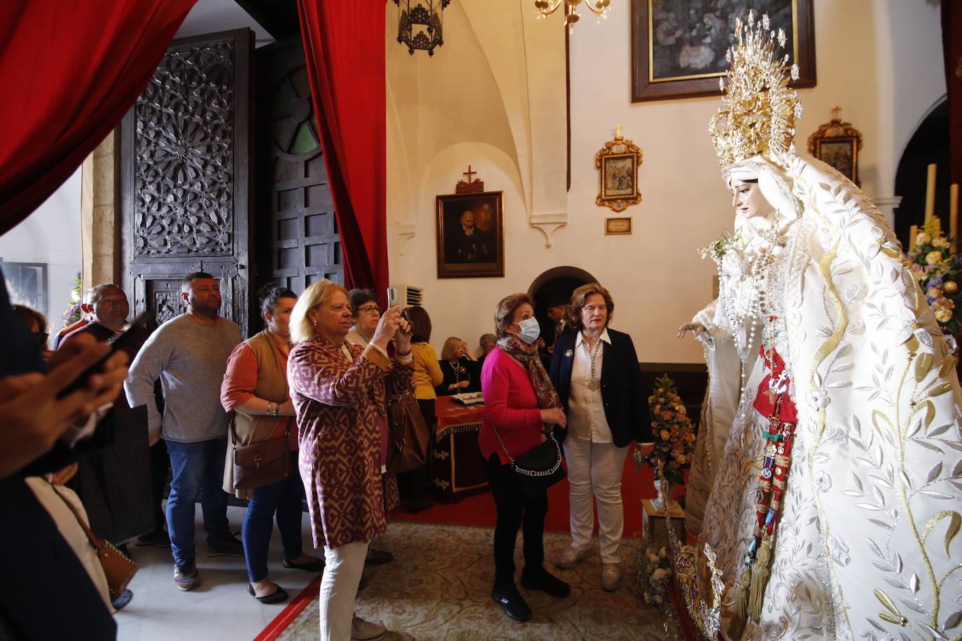 El besamanos de la Virgen de la Paz de Córdoba, en imágenes