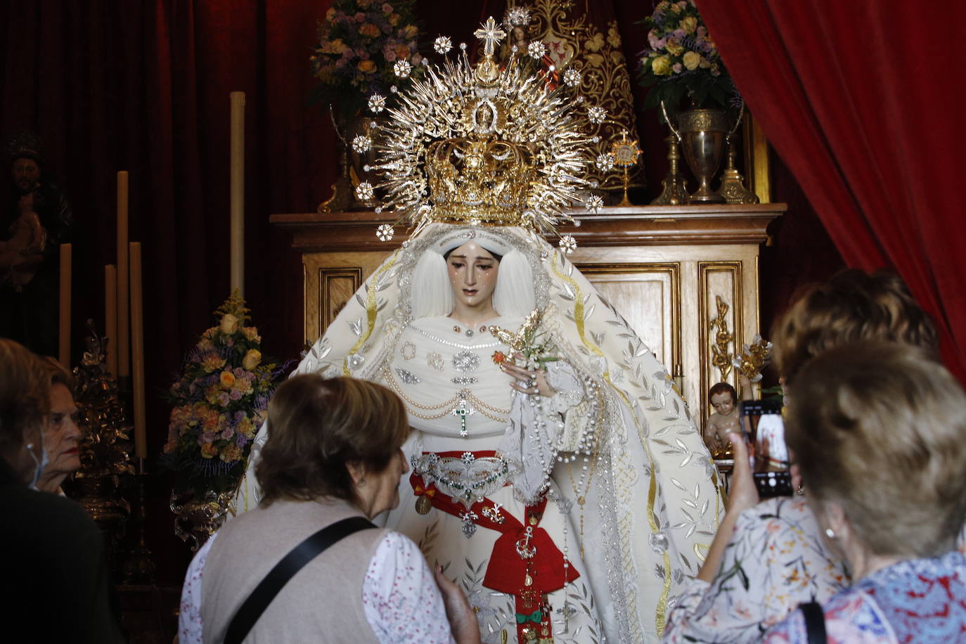 El besamanos de la Virgen de la Paz de Córdoba, en imágenes