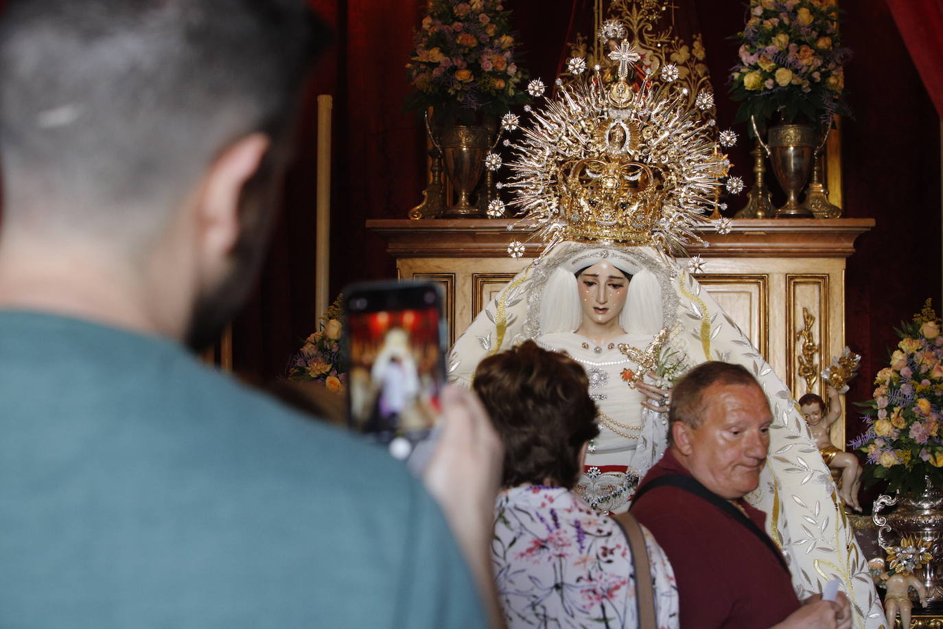 El besamanos de la Virgen de la Paz de Córdoba, en imágenes