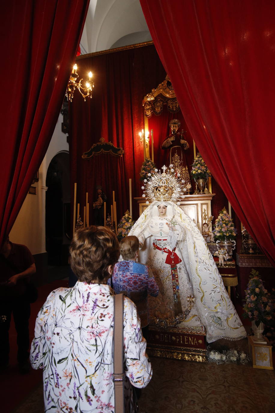 El besamanos de la Virgen de la Paz de Córdoba, en imágenes
