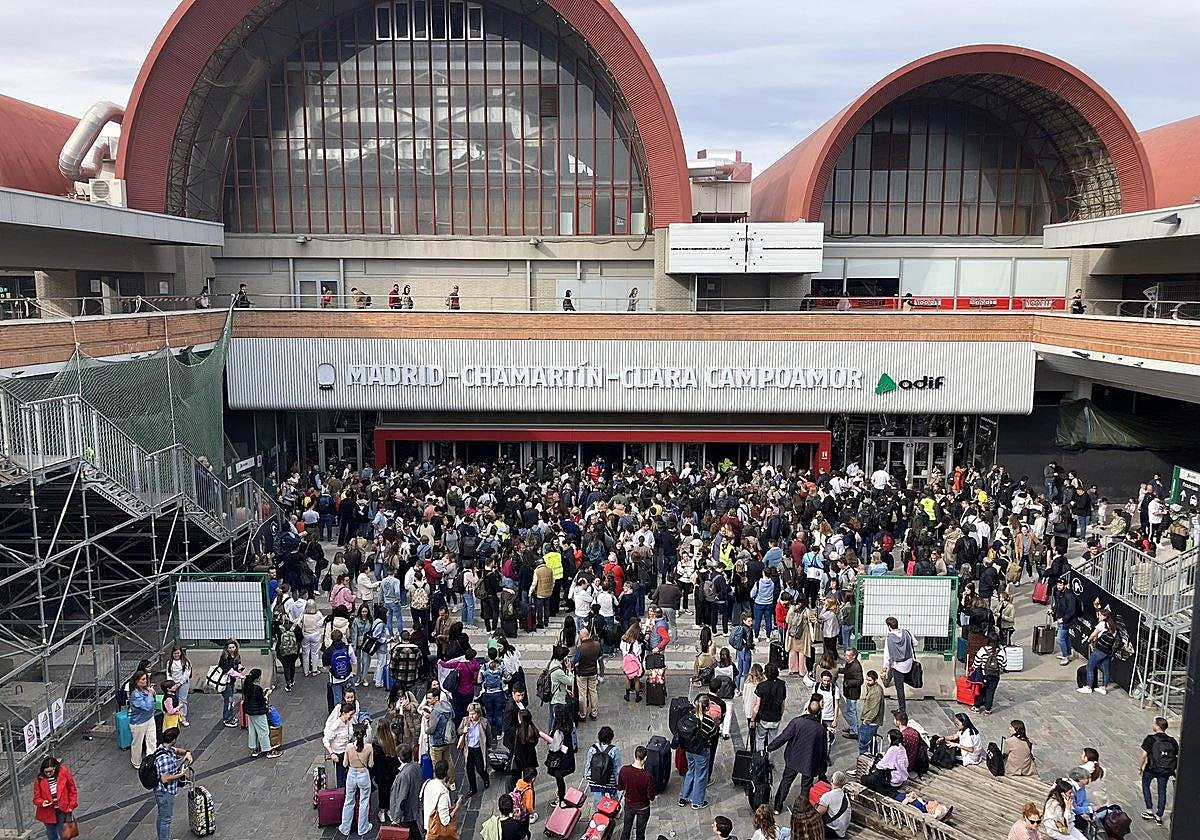 Exterior de la estación de Chamartín, con todos los viajeros fuera del vestíbulo por la avería