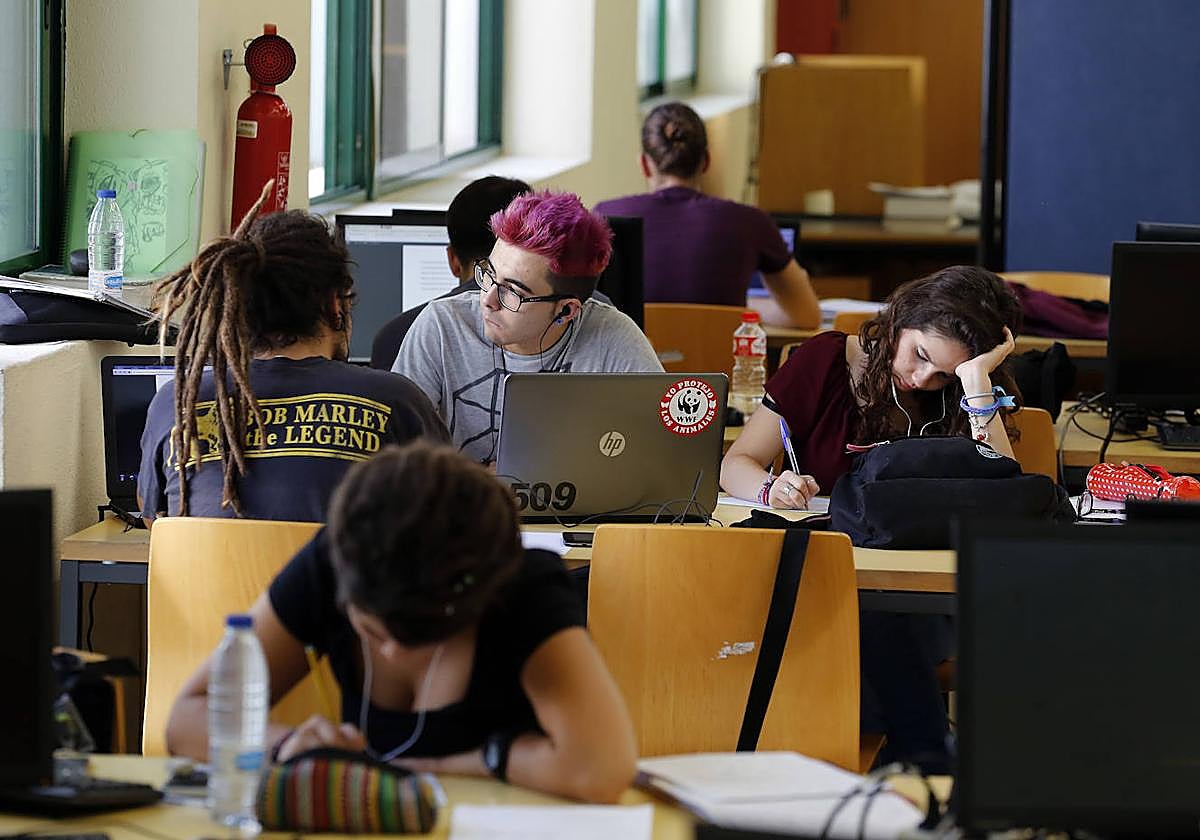 Estudiantes en la biblioteca del campus de Rabanales de la UCO