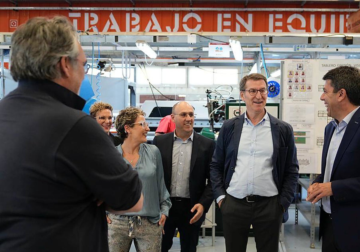 Alberto Núñez Feijóo, con Carlos Mazón durante su visita a una empresa de calzado en Elche