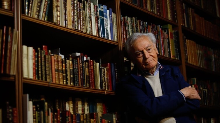 Manuel Luque , bibliófilo: «Tengo libros que no están en la Biblioteca Nacional»