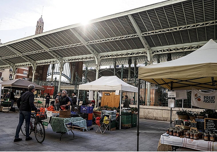 Imagen de los puestos instalados frente al Mercado de Colón de Valencia