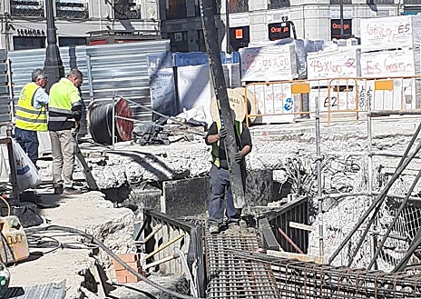 Imagen secundaria 1 - La cumbre de la 'mesa' de tres patas, una estructura singular diseñada para soportar las 70 toneladas de peso de la estatua de Carlos III en su nueva ubicación, en el vértice sureste de la Puerta del Sol