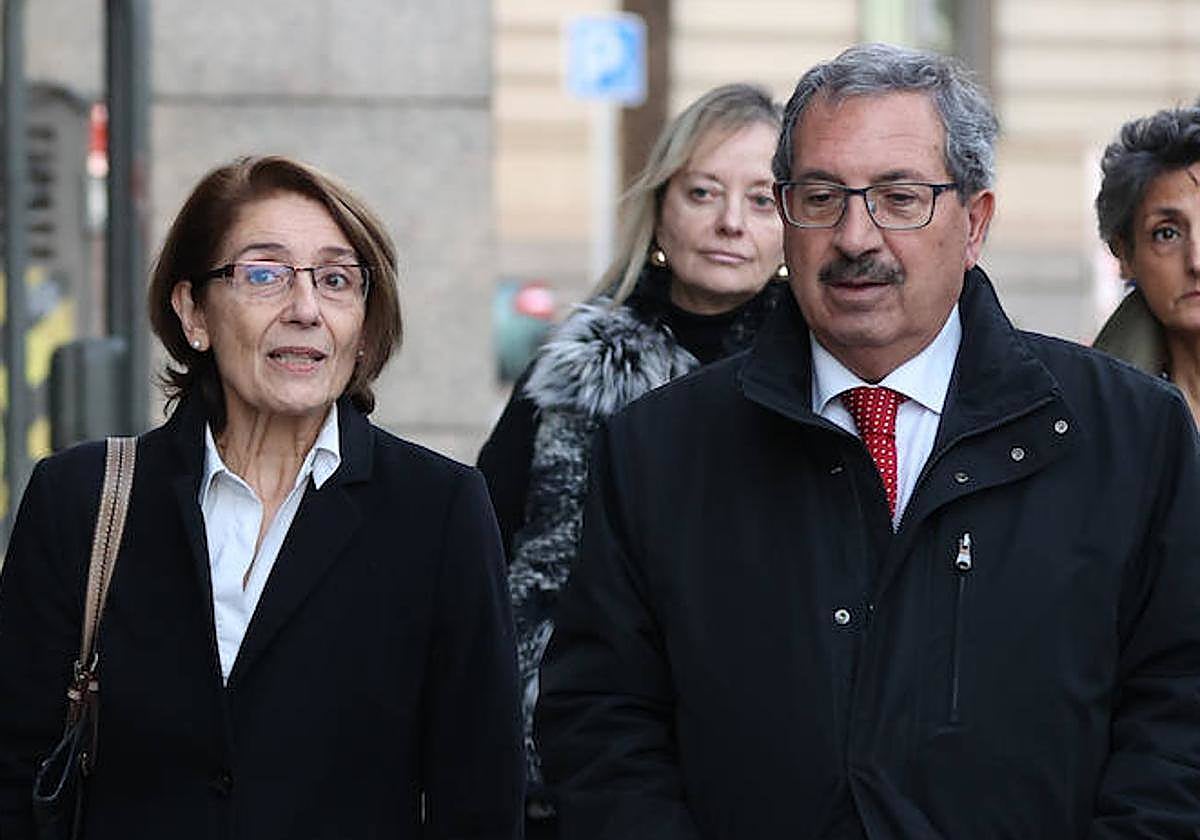 La vocal Concepción Sáez, con el presidente del Consejo, Rafael Mozo