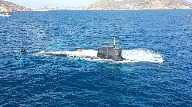 El submarino S-81 de la Armada, en un momento de su inmersión estática