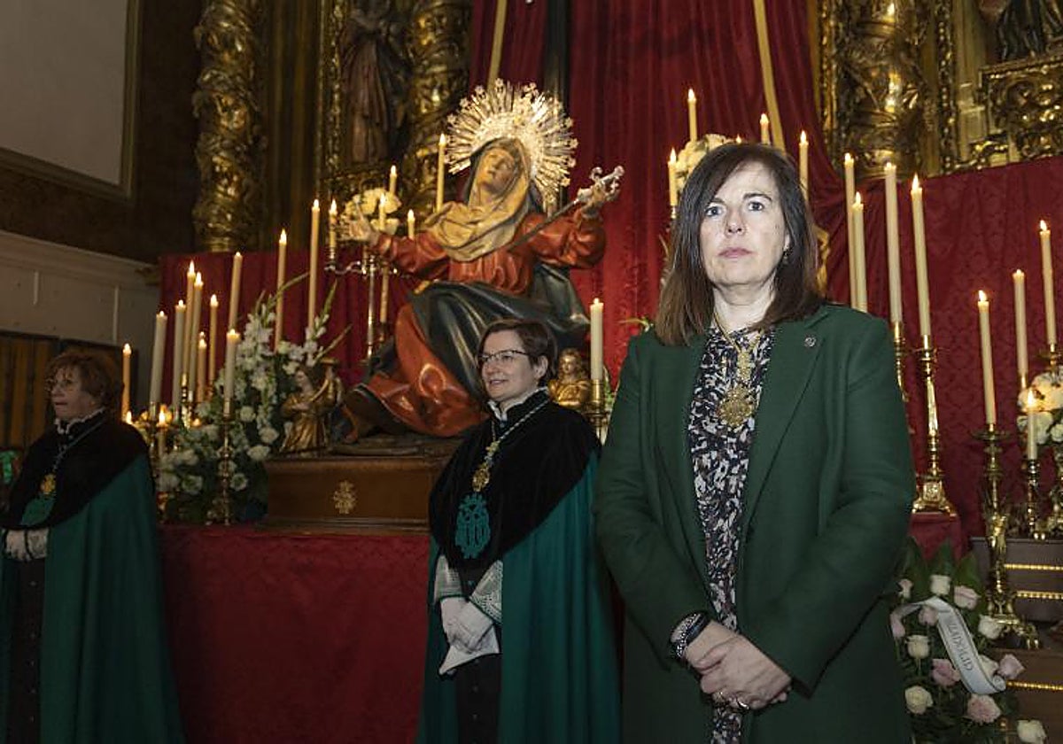 María José Fernández, alcalde presidenta de la Cofradía, este viernes junto a la Vera Cruz