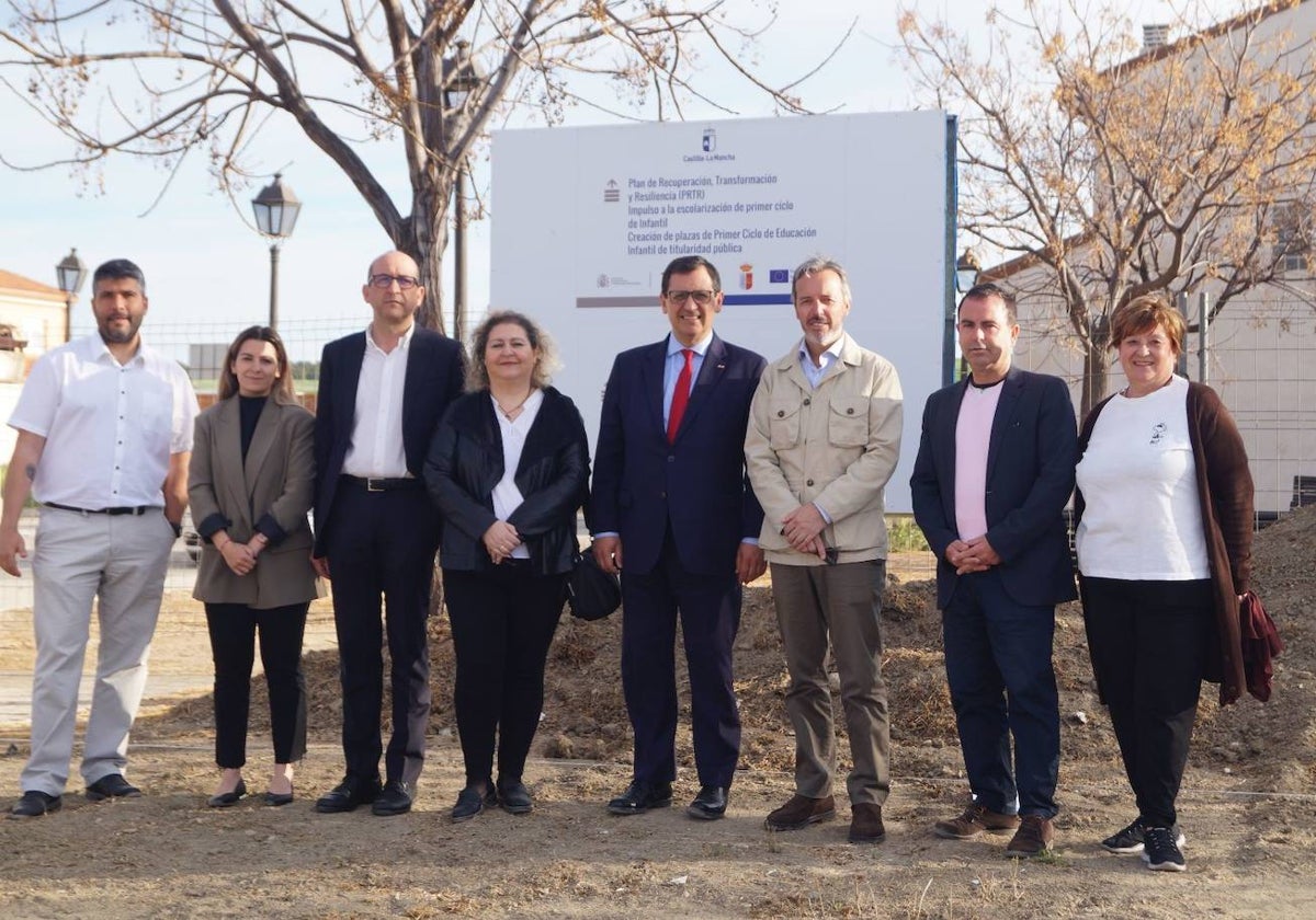 El alcalde, con los delegados de la Junta, en una visita a la parcela de la futura escuela infantil