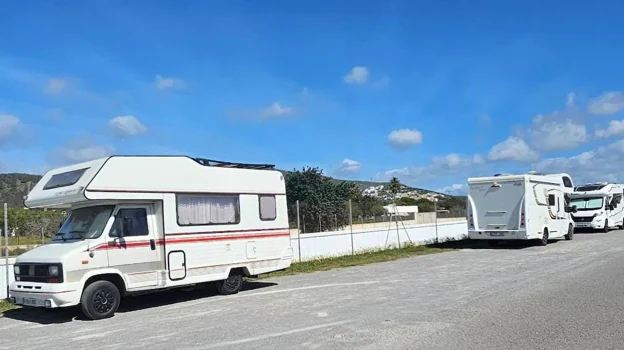 Caravanas en el aparcamiento de la Compañía de la Guardia Civil en Ibiza