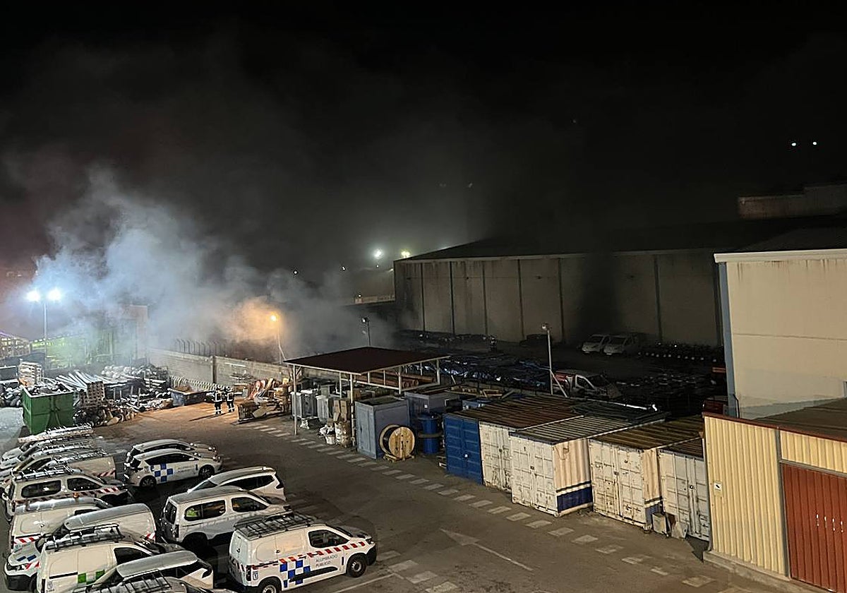 La nave, en llamas, en el polígono de Villa de Vallecas, antes de amanecer hoy