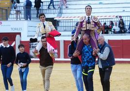 El novillero cordobés Manuel Román vuelve a triunfar y sale a hombros en Pozoblanco tras cortar dos orejas