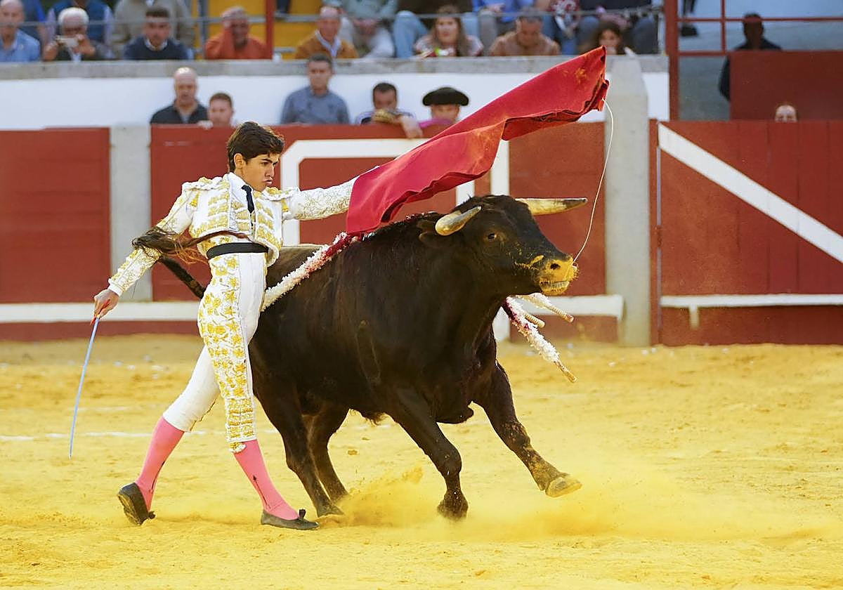 Manuel Román ejecuta un pase en Pozoblanco