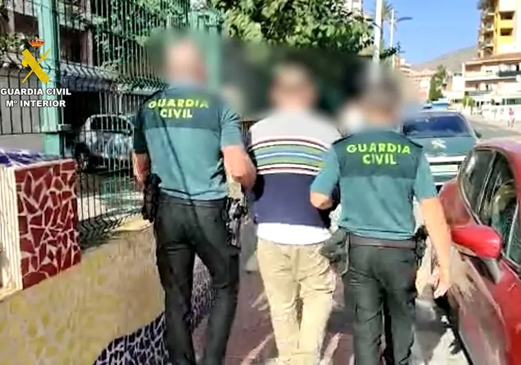 Dos agentes detienen a uno de los integrantes de la presunta organización criminal en el marco de la operación 'Mano Negra'