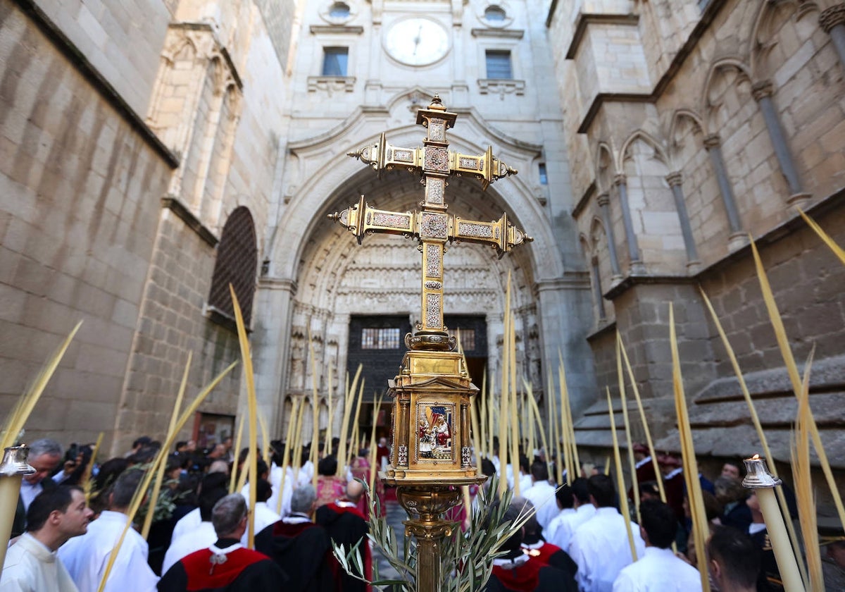 El Santísimo en procesión por la catedral de Toledo