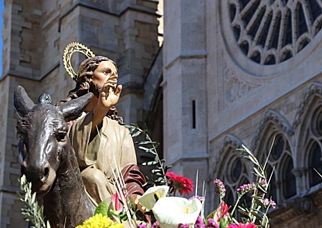 Imagen secundaria 1 - Procesión del Domingo de Ramos en Soria (fotografía grande), León (inferior izquierda) y Palencia (esquina inferior derecha)