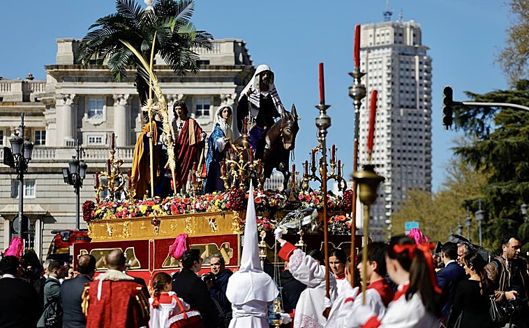 Imagen principal - Procesión de La Borriquita tras su salida de la Almudena; costaleros de Los Estudiantes, y fieles en las calles de Madrid viendo los pasos