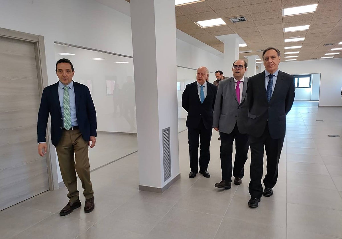 Las autoridades visitan las instalaciones del nuevo edificio de IA