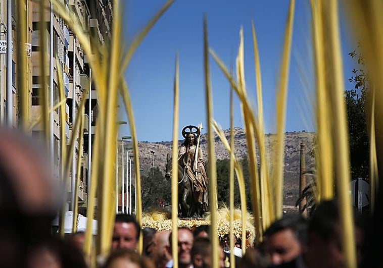 Unas 70.000 personas visten las calles de Elche con sus palmas blancas en la procesión del Domingo de Ramos