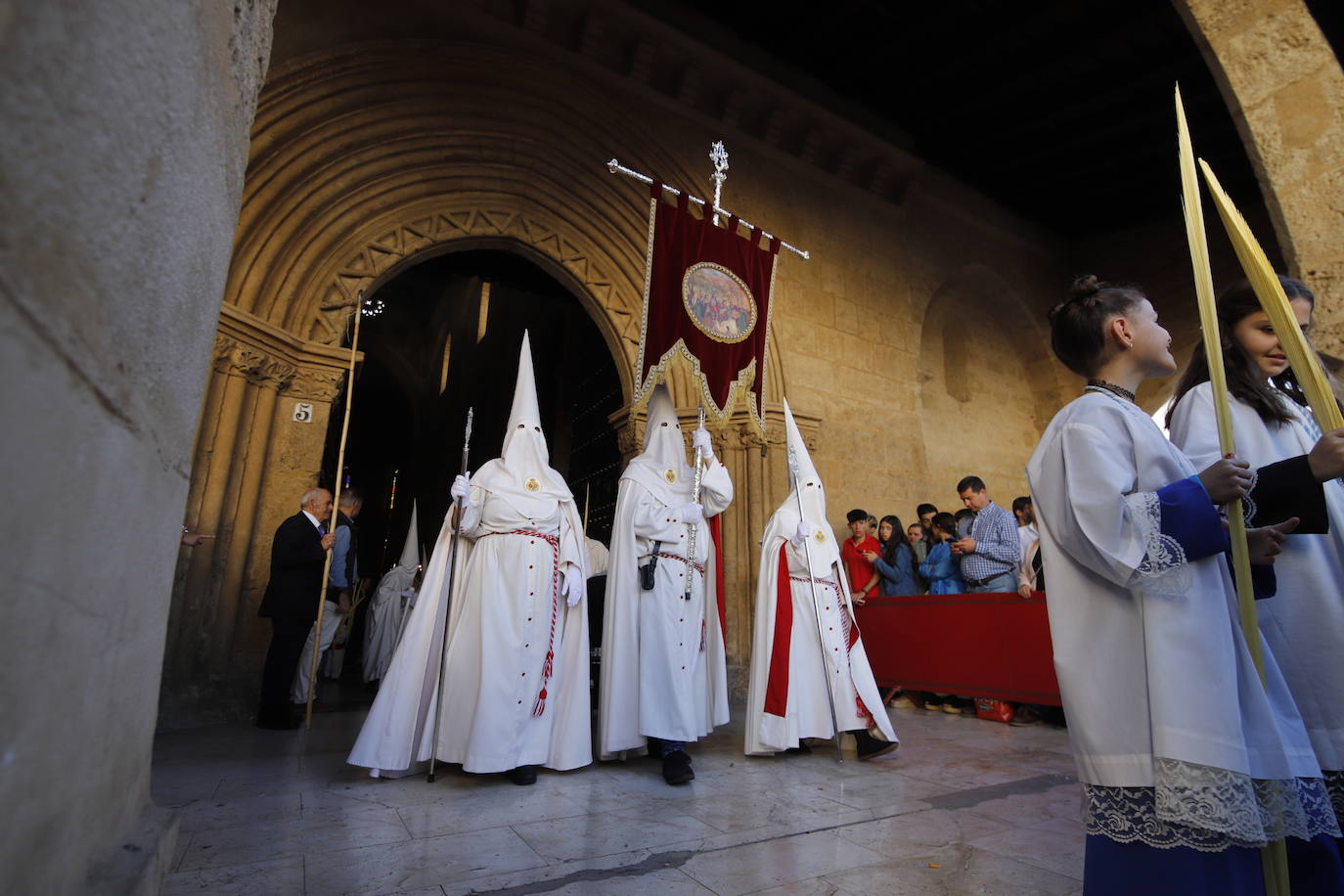 La esperada salida de la Entrada Triunfal el Domingo de Ramos de Córdoba, en imágenes