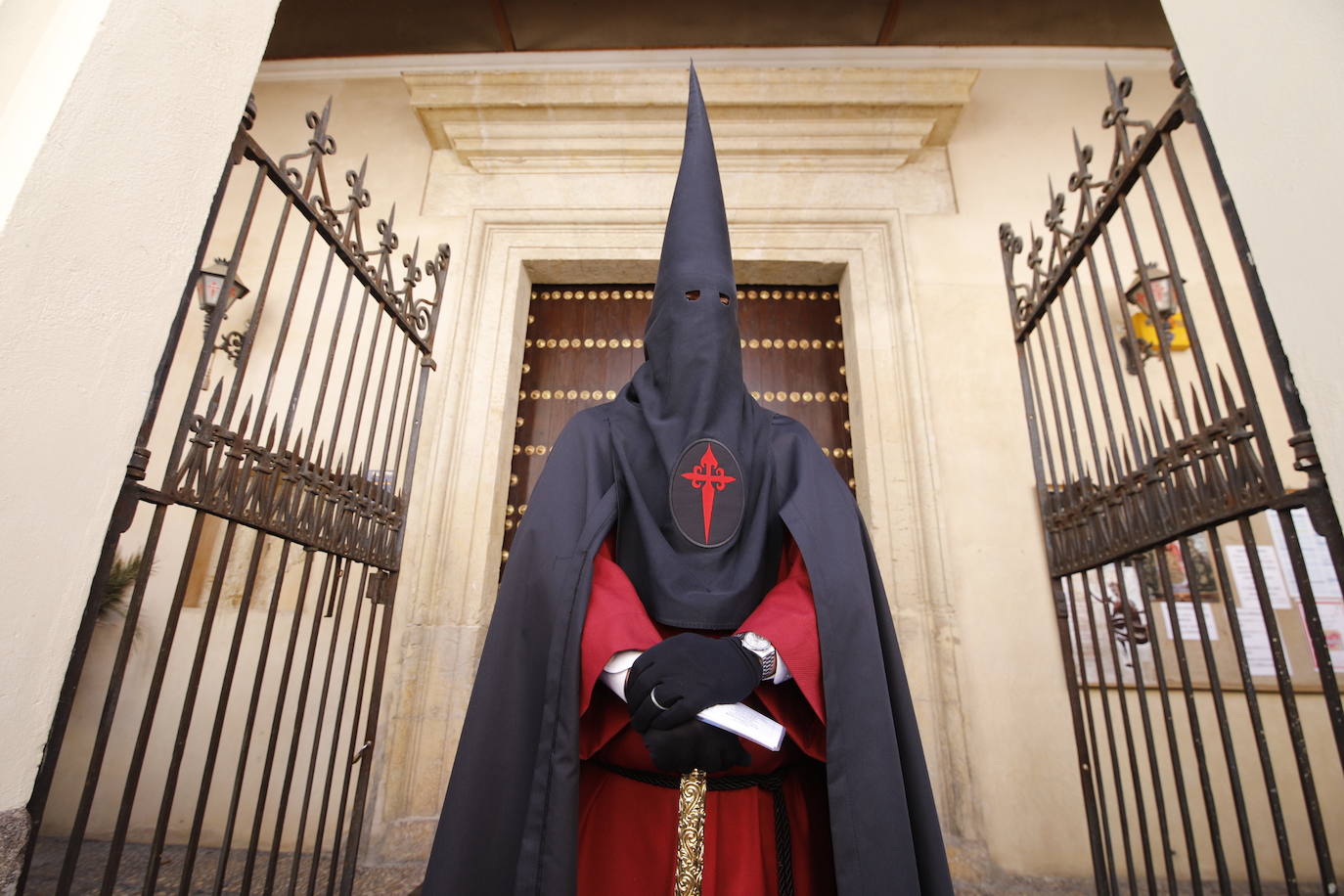 El multitudinario desfile de las Penas de Santiago de Córdoba el Domingo de Ramos, en imágenes