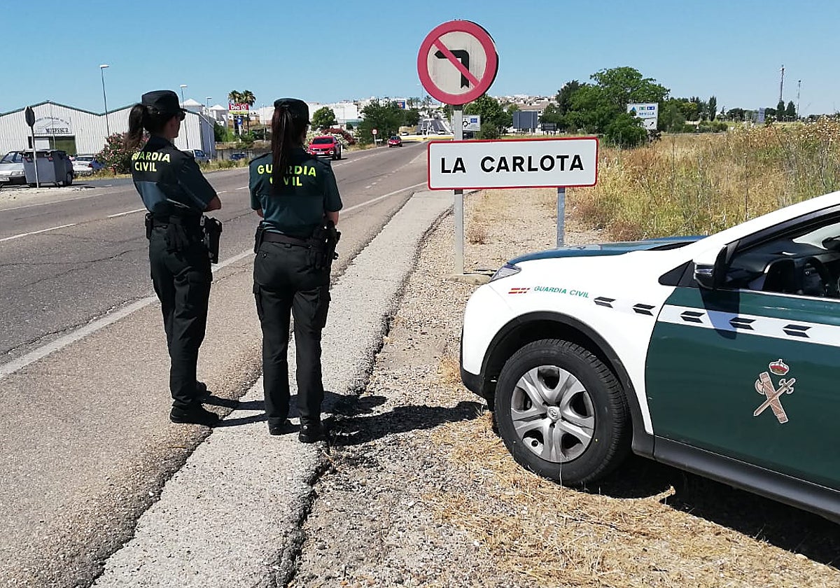 Dos agentes custodian el acceso a La Carlota