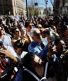 Imagen secundaria 2 - Procesión de La Borriquita tras su salida de la Almudena; costaleros de Los Estudiantes, y fieles en las calles de Madrid viendo los pasos
