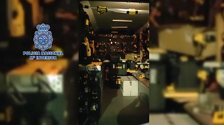 Detienen 'in fraganti' a cinco ladrones cuando robaban en el interior de una furgoneta en Alicante