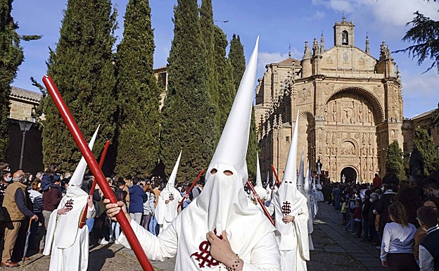 La Semana Santa de Salamanca celebra su 20 aniversario como Fiesta de Interés Turístico Internacional. En la imagen, la Cofradía Penitencial del Rosario