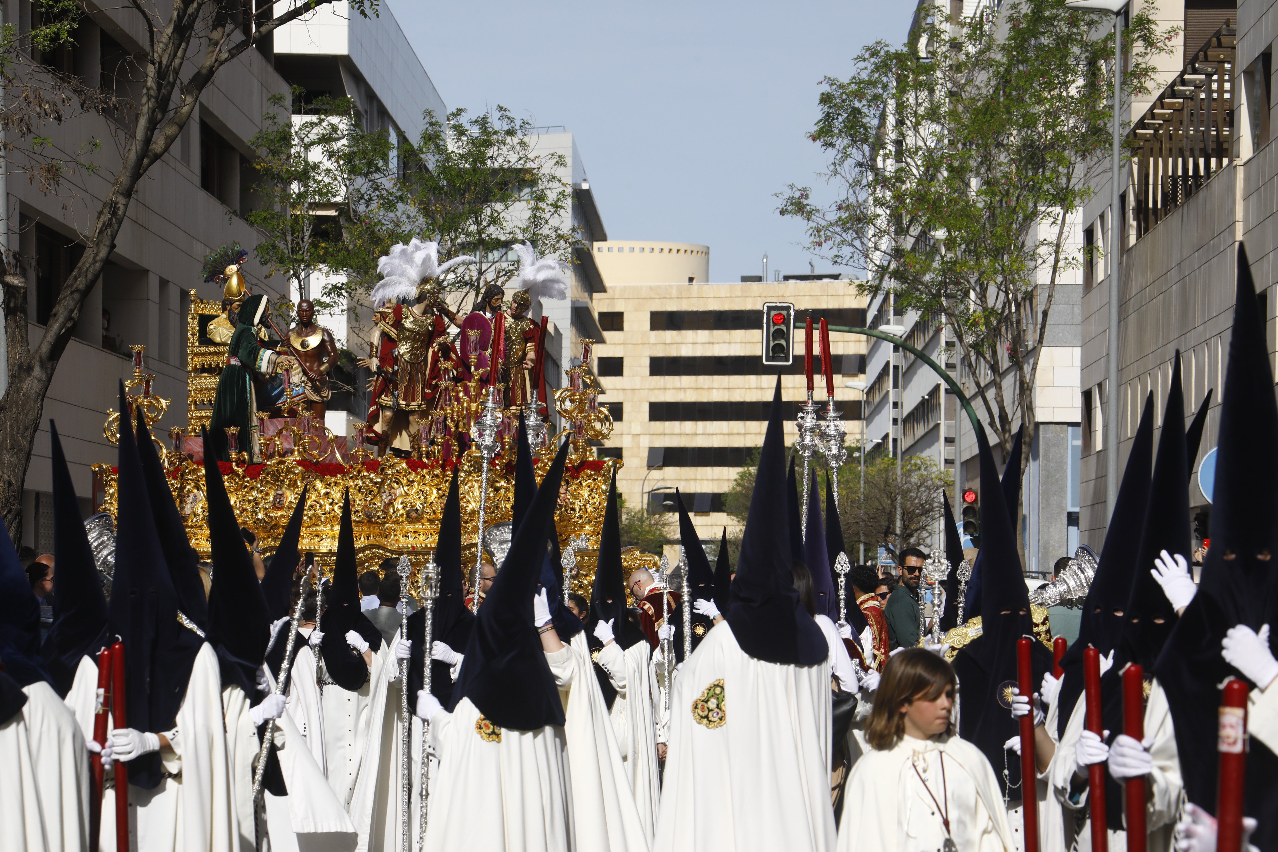 Fotos | Barrio y sentir popular de la Estrella en el Lunes Santo