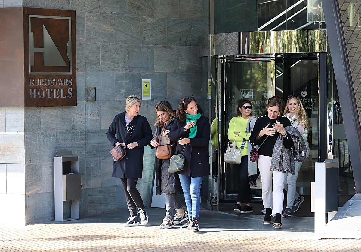 Turistas salen de uno de los dos hoteles de cinco estrellas de Córdoba