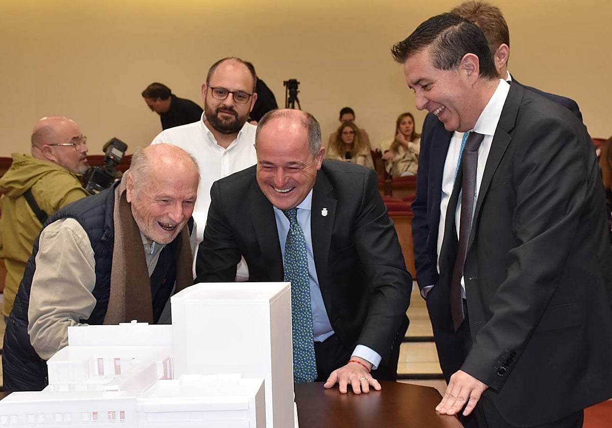 El pintor Antonio López, el alcalde Emilio Sáez y Santiago Cabañero, ayer en Albacete