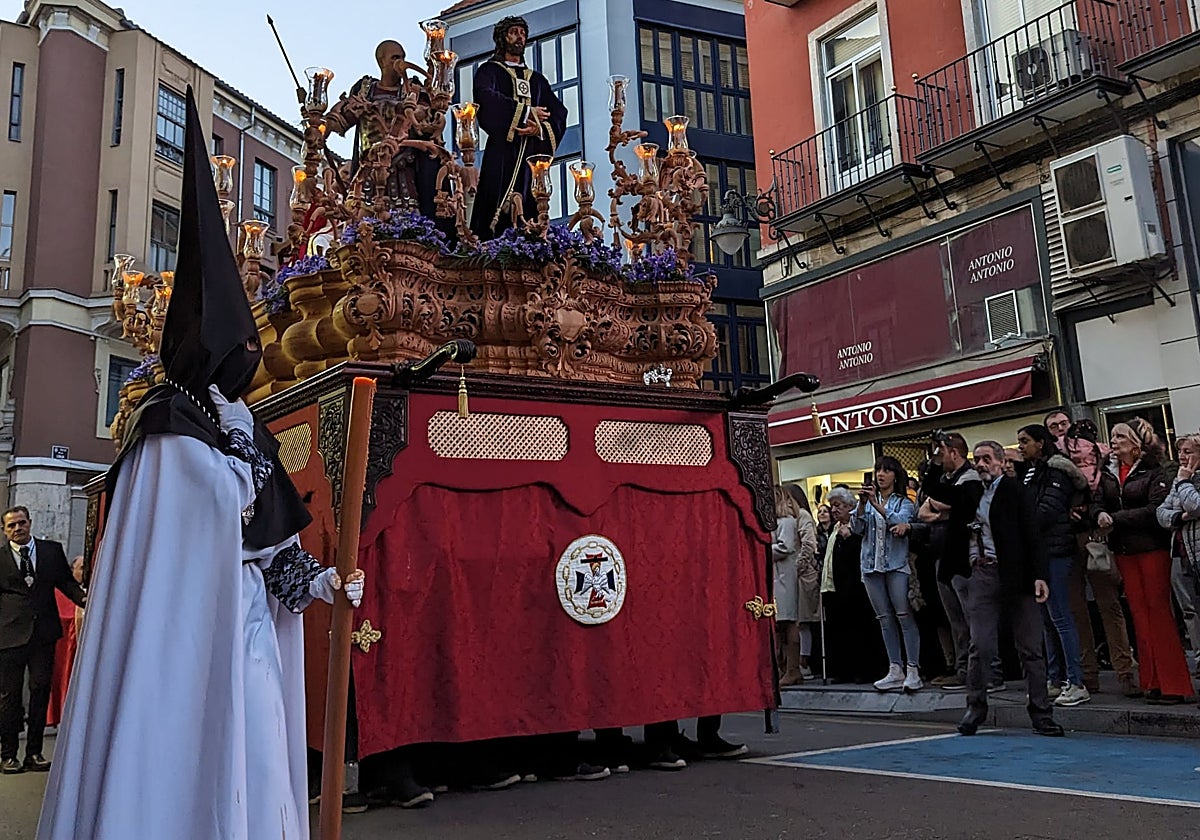 El paso de  'La Sentencia' es llevado a costal