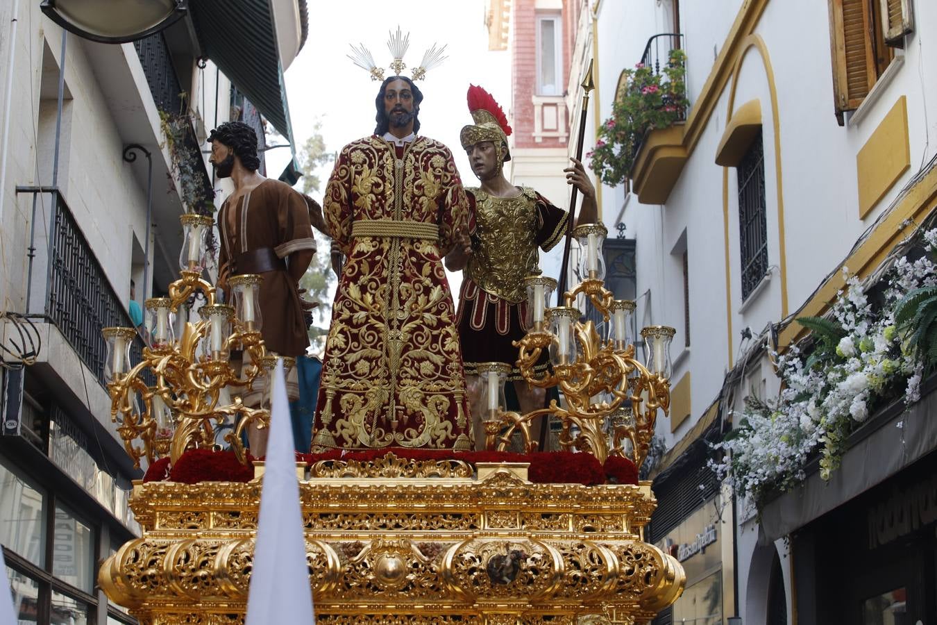 La elegante procesión de La Sentencia en el Lunes Santo de Córdoba, en imágenes